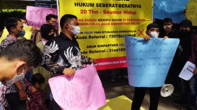 Demo di PN Tangerang, Puluhan Korban Binomo Minta Indra Kenz Dipenjara 20 Tahun
