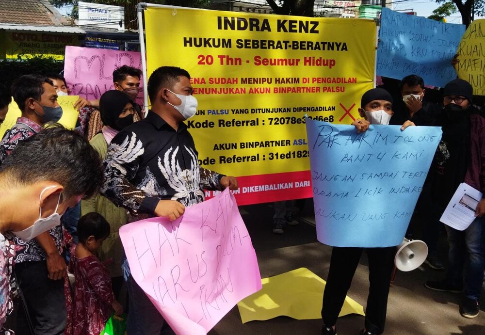 Demo di PN Tangerang, Puluhan Korban Binomo Minta Indra Kenz Dipenjara 20 Tahun