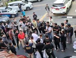 Vonis Indra Kenz Ditunda, Puluhan Korban Ngamuk di PN Tangerang