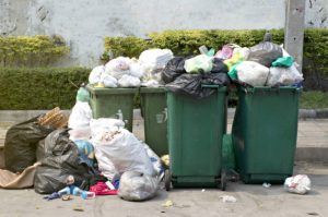 Pelaku Usaha di Tangsel Dilarang Pakai Kantong Plastik, Apa Sanksinya?