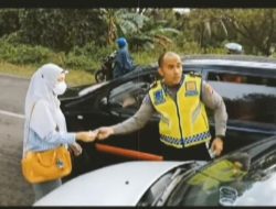 Viral Video Polisi di Lebak Bantu Bayar Ganti Rugi Mobil yang Ditabrak