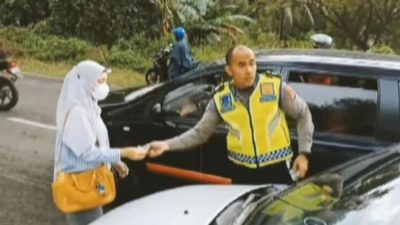 Viral Video Polisi di Lebak Bantu Bayar Ganti Rugi Mobil yang Ditabrak