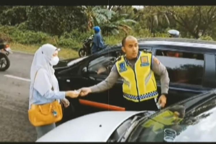 Viral Video Polisi di Lebak Bantu Bayar Ganti Rugi Mobil yang Ditabrak