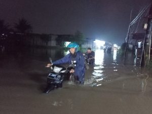 8 Tips Berkendara saat Banjir Agar Aman