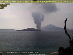 Gunung Anak Krakatau 4 Kali Meletus, Status Masih Siaga