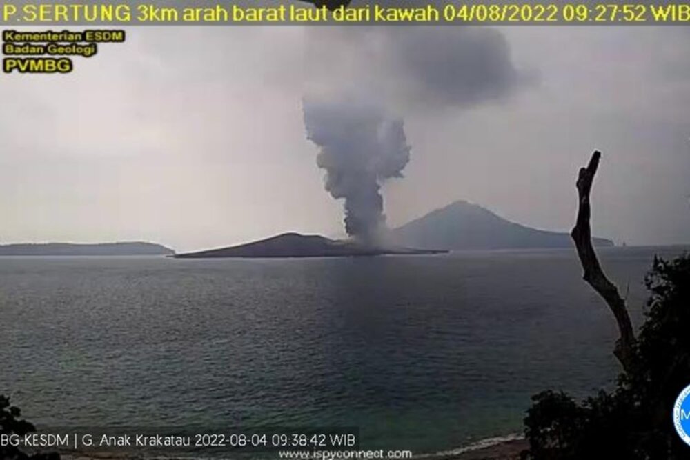 4 Kali Meletus, Status Gunung Anak Krakatau Masih Siaga