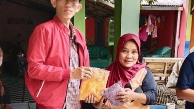 Bulan Maulid, Anggota DPRD Tangerang Bagikan 1.000 Kerudung