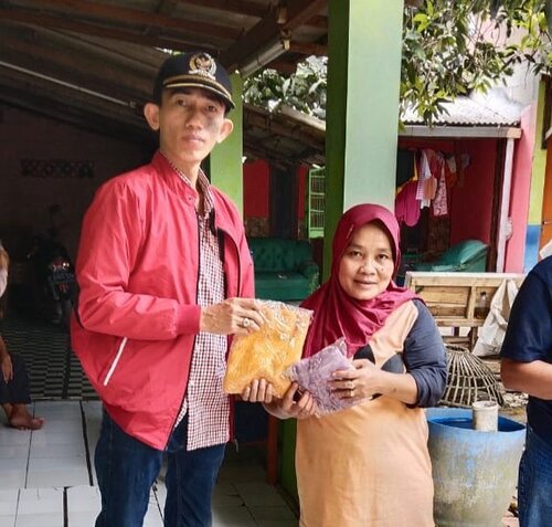 Bulan Maulid, Anggota DPRD Tangerang Bagikan 1.000 Kerudung