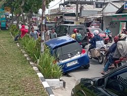 Diduga Sopir Tak Konsentrasi, Brio Nyungsep ke Gorong-gorong