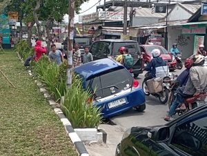Diduga Sopir Tak Konsentrasi, Brio Nyungsep ke Gorong-gorong