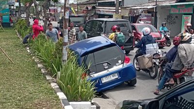 Sopir Tak Konsentrasi, Brio Nyungsep ke Gorong-gorong