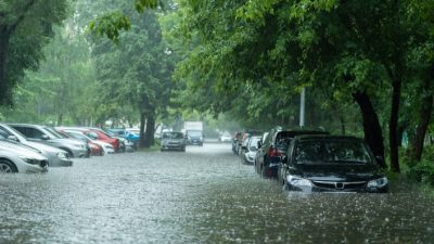Mobil Jadi Korban Banjir? Lakukan Hal Ini