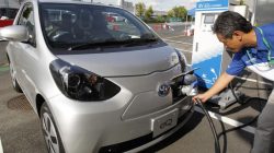 Apakah Mobil Listrik Aman Dikendarai Saat Hujan Deras?