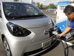 Apakah Mobil Listrik Aman Dikendarai Saat Hujan Deras?