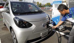 Apakah Mobil Listrik Aman Dikendarai Saat Hujan Deras?