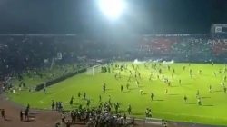 Tak Terima Arema Dikalahkan Persebaya, Ribuan Suporter Ngamuk di Kanjuruhan