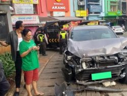 Mobil Avanza Menabrak Tembok Perum Graha Raya Bintaro hingga Ringsek