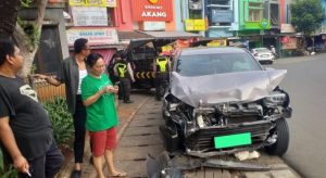Mobil Avanza Menabrak Tembok Perum Graha Raya Bintaro hingga Ringsek