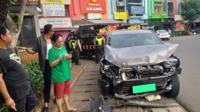 Mobil Avanza Menabrak Tembok Perum Graha Raya Bintaro