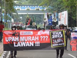 Ribuan Buruh Long March Tuntut UMK 2023 Naik 24,5%