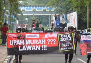 Ribuan Buruh Long March Tuntut UMK 2023 Naik 24,5%