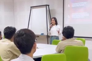 Aktris Cantik Asal Tangerang Prilly Latuconsina, Ngajar di Fisipol UGM