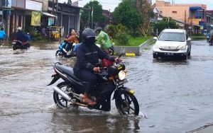 Banjir Rendam Perumahan Villa Tangerang Elok dan Permata Pasar Kemis
