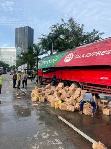 Truk Muatan Minyak Goreng Tumpah Berserakan di Alam Sutera