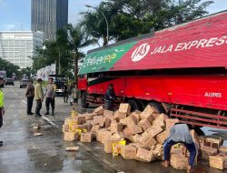 Truk Muatan Minyak Goreng Tumpah Berserakan di Alam Sutera