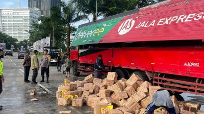 Truk Muatan Minyak Goreng Tumpah Berserakan di Alam Sutera