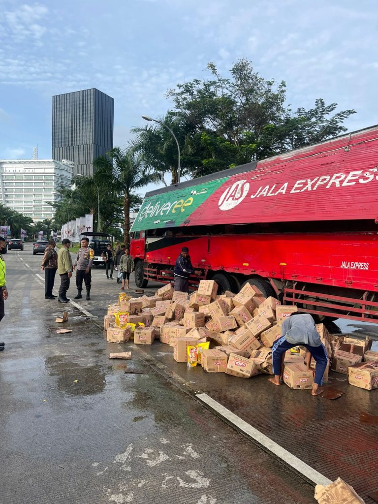 Truk Muatan Minyak Goreng Tumpah Berserakan di Alam Sutera