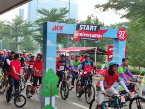 Ratusan Pesepeda dan Berbagai Promo Ramaikan HUT ACE Hardware ke-27 di QBig BSD