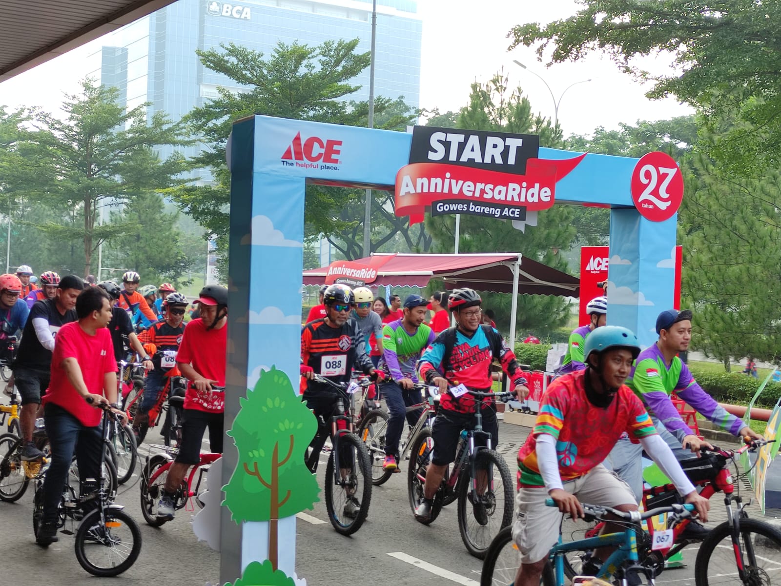 Ratusan Pesepeda dan Berbagai Promo Ramaikan HUT ACE Hardware ke-27 di QBig BSD