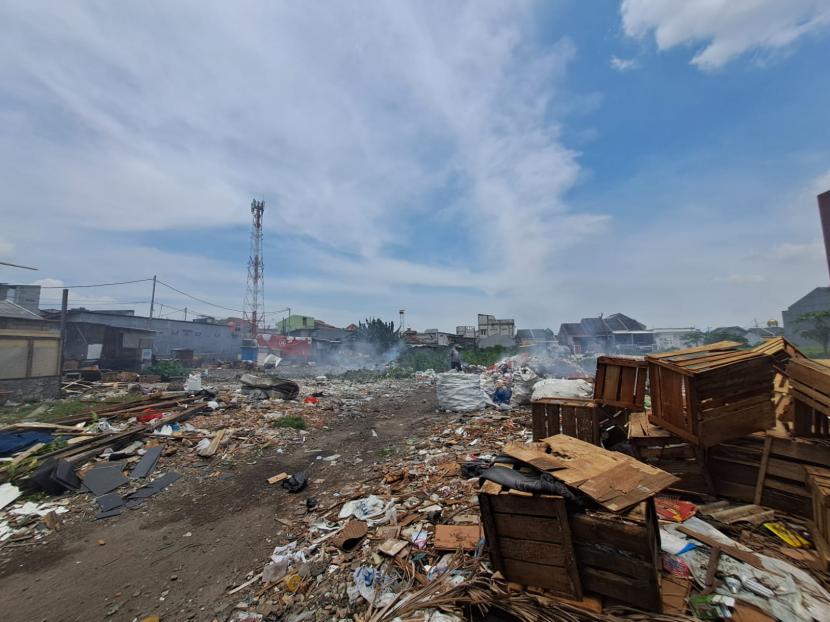 Asap Pembakaran Sampah TPS Ilegal di Karang Tengah Tangerang Diprotes Warga