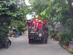 Cegah Penyakit Setelah Banjir, PMI Tangerang Semprotkan Disinfektan