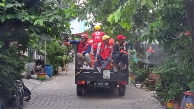 Cegah Penyakit Setelah Banjir, PMI Tangerang Semprotkan Disinfektan