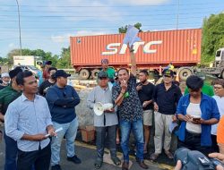 Warga Desa Kadu Tangerang Tutup Akses Tol Bitung-Balaraja