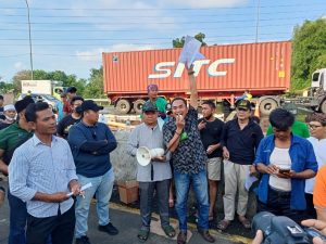Warga Desa Kadu Tangerang Tutup Akses Tol Bitung-Balaraja