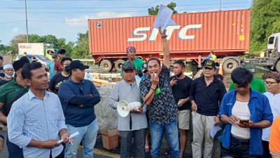 Warga Desa Kadu Tangerang Tutup Akses Tol Bitung-Balaraja