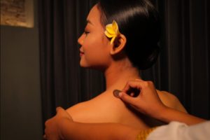 Dokter Ulas Fakta Dibalik Budaya Kerokan yang Ampuh Hilangkan Pegal