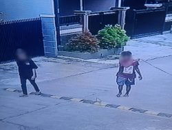2 Bocah Terekam CCTV Memanjat Tembok Curi Paket di Perumnas Tangerang