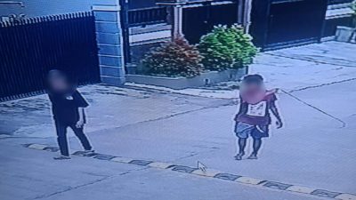 2 Bocah Terekam CCTV Memanjat Tembok Curi Paket di Perumnas Tangerang