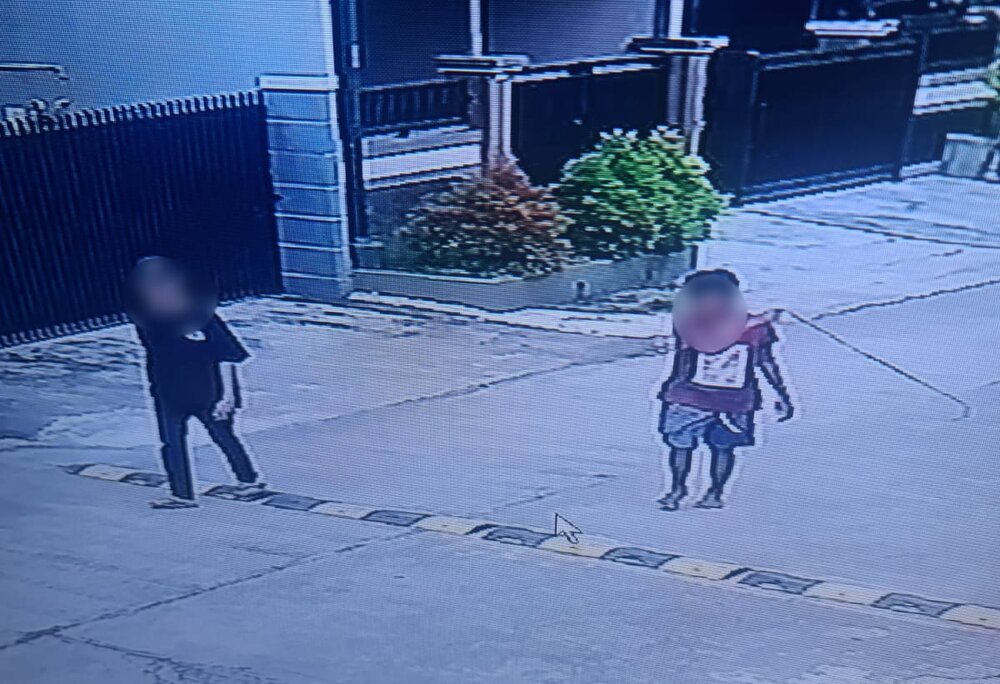 Dua Bocah Terekam CCTV Memanjat Tembok Curi Paket di Perumnas Tangerang