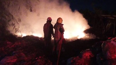 Gudang Pengepul Limbah Plastik di Curug Tangerang Kebakaran