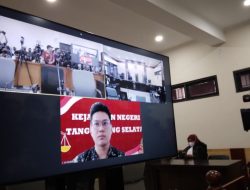 Hakim PN Tangerang Vonis Indra Kenz 10 Tahun Penjara dan Denda Rp5 Miliar