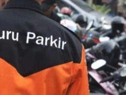 Juru Parkir Sindir Warganet dengan Bersihkan Sampah di Situ Cipondoh Tangerang