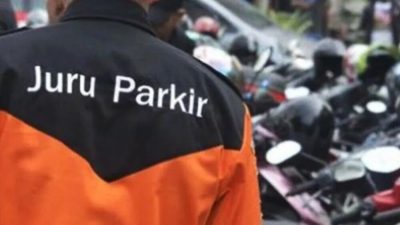 Juru Parkir Sindir Warganet dengan Bersihkan Sampah di Situ Cipondoh Tangerang