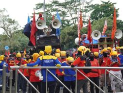 Massa Buruh Desak Bupati Tangerang Rekomendasikan UMK 2023 Naik 24,50 Persen