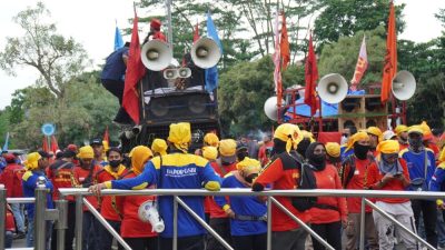 Massa Buruh Desak Bupati Tangerang Rekomendasikan UMK 2023 Naik 24,50 Persen