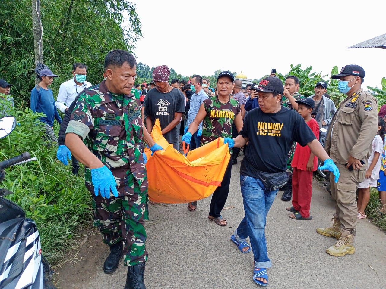 Mayat Pria di Sungai Solear Tangerang Sopir Taksi Online, Diduga Dibunuh Lalu Mobilnya Dicuri